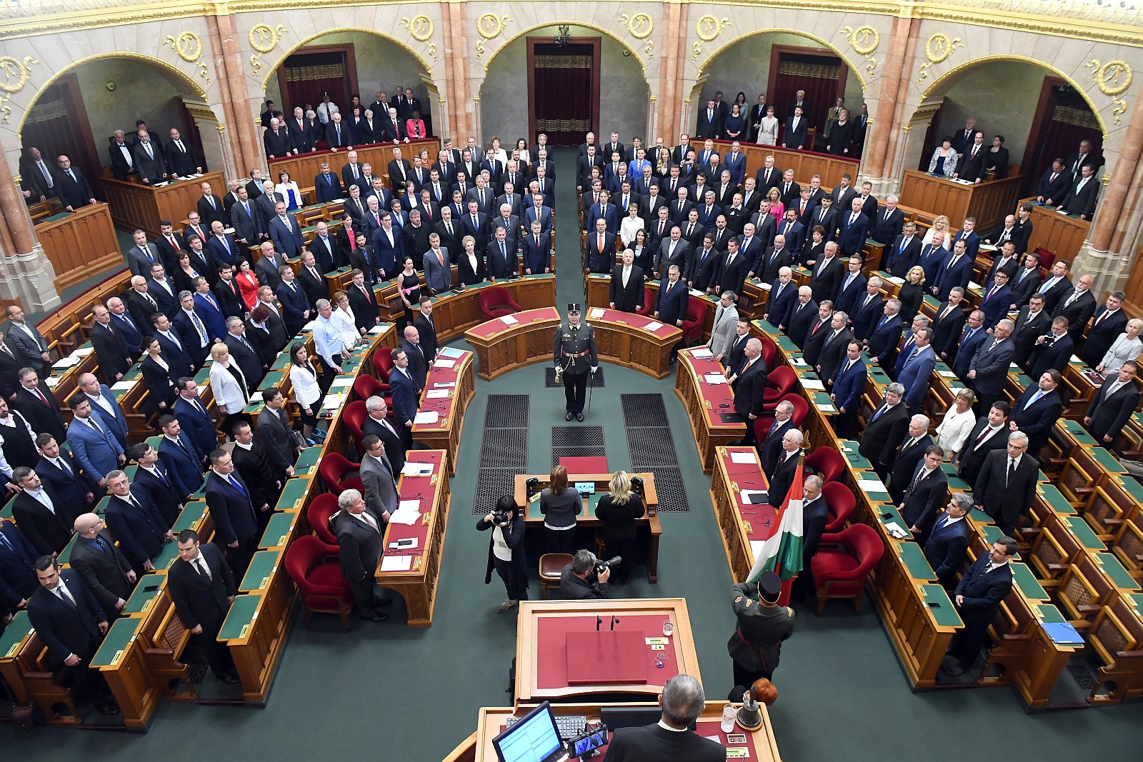 Letették esküjüket az országgyűlési képviselők - megalakult az új parlament